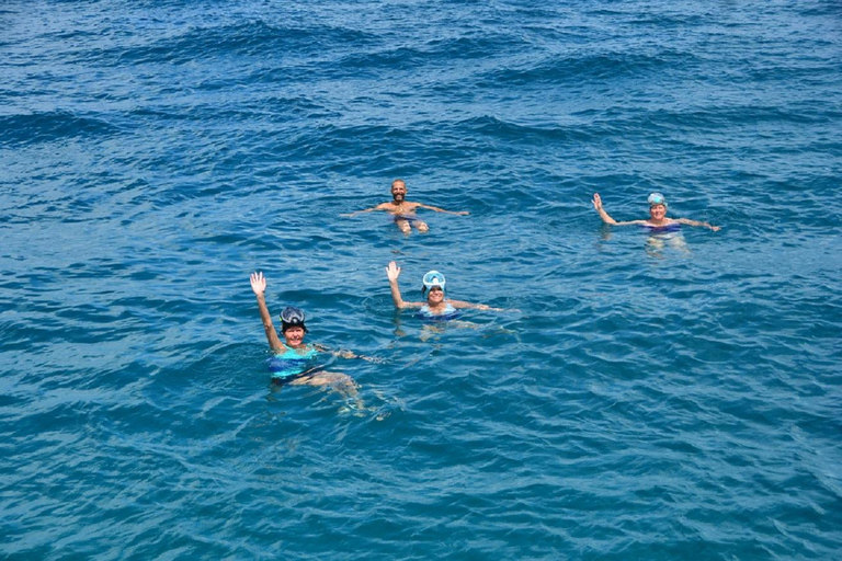 Sosúa: Catamaran Cruise with Snorkeling, Open Bar & Lunch