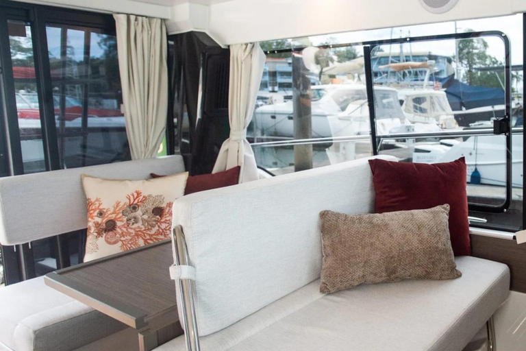 Yakarta: yate privado de lujo para fiestas y celebraciones al atardecer.Yate privado de 2 horas al atardecer (4:30 p. m.-6:30 p. m.)