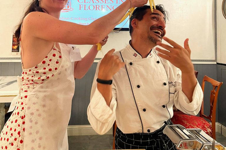 佛罗伦萨：意面制作课程，含晚餐、葡萄酒和... 唱歌！佛罗伦萨：意面制作课程，含晚餐、葡萄酒...还有歌唱！