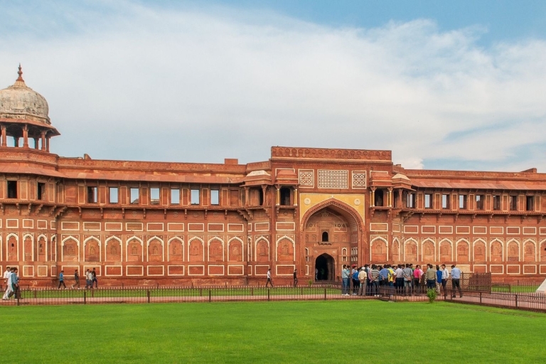 Agra: Visita al Taj Mahal con vestimenta tradicional india