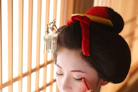 Kyoto : Maiko Makeover stroll and photo shoot experience