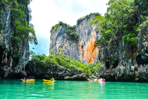 Phuket: James Bond eiland per grote boot met zeegrot kanoënPhuket: James Bond-eiland per grote boot met kanovaren in zeegrotten