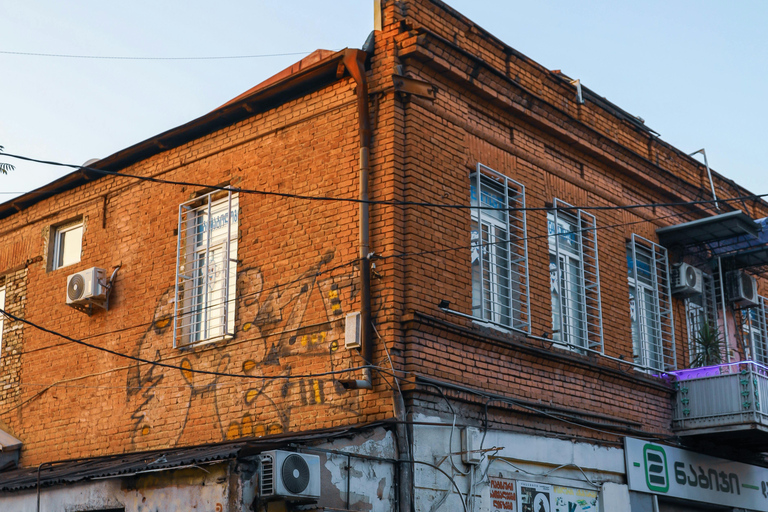 第比利斯：与 Chacha 一起徒步导览法布里卡和 Chughureti英语 - 小型团体之旅 - 3 小时