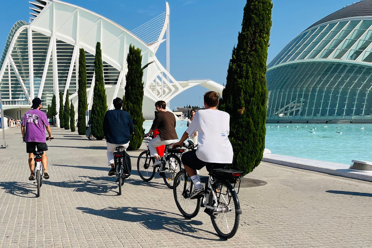 Valencia: Historic Center and City of Arts Guided Bike Tour Small Group in French