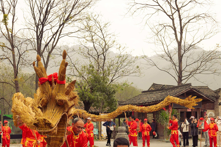 Guilin: Li River Craftsman Village Tour & Feast