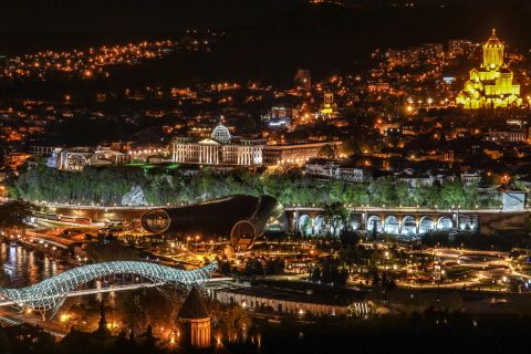 Middernacht in Tbilisi: avondverlichting van 2 uur