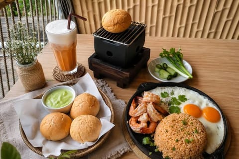 Chiang Mai: Sizzling Pan Set with Drink and Bread