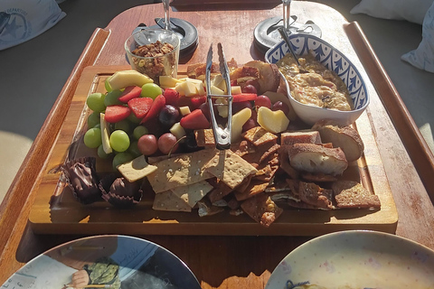 Passeio de barco romântico com vinho e queijo ou jantar surpresaPasseio de barco romântico com vinho e queijo, avistamento de lobos marinhos
