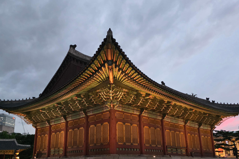 Seoul: Deoksugung Palace Night Tour with Guide