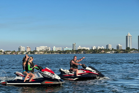 Miami - ett äventyr med vattenskoter Jetski-äventyr med båtresa från centrumMiami - ett äventyr med jetski Jetski-äventyr med båtresa från centrum