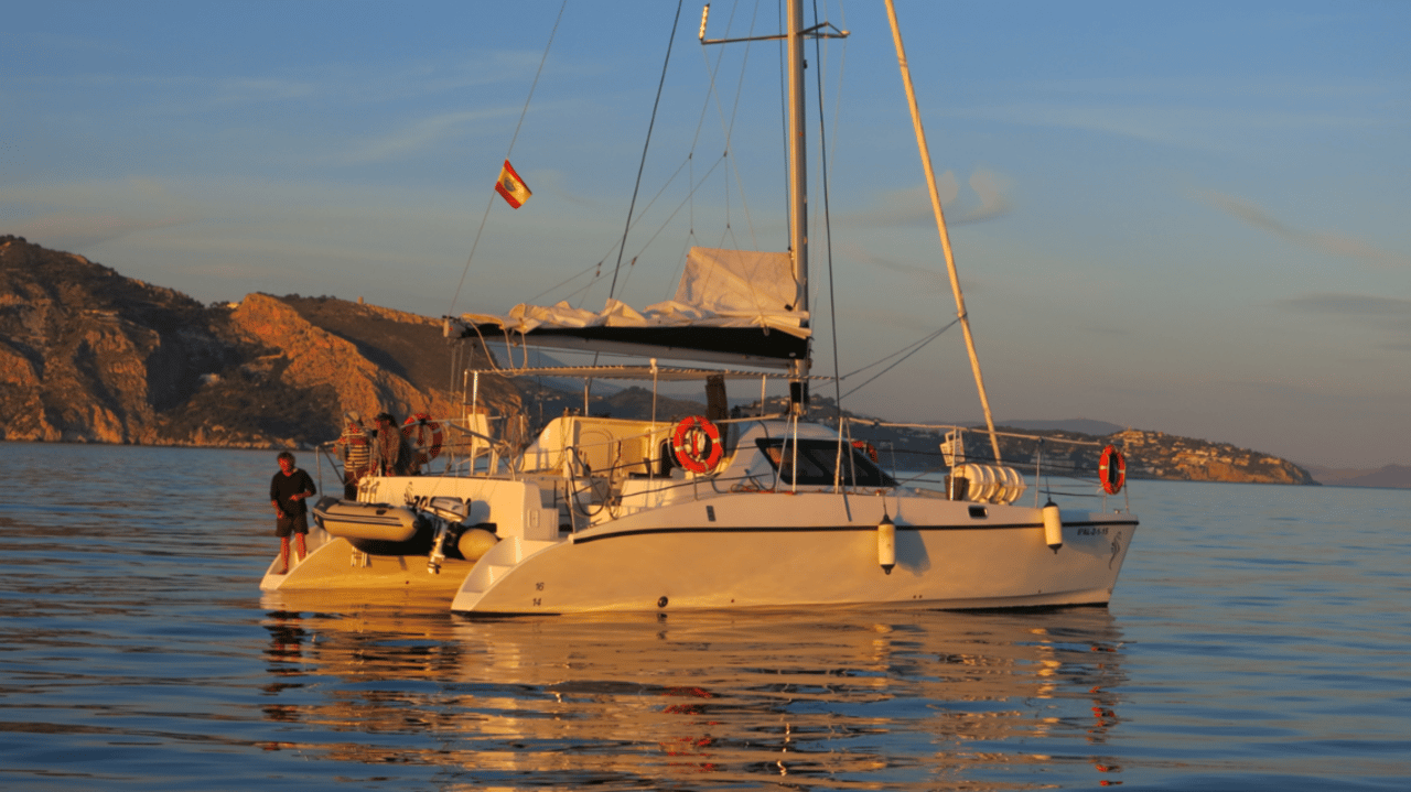 Caleta de Vélez: Katamaran-Tour bei Sonnenuntergang, 2 Stunden