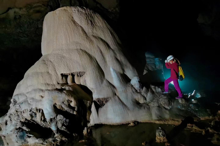 Guilin Karst Cave Discovery: An Immersive Adventure