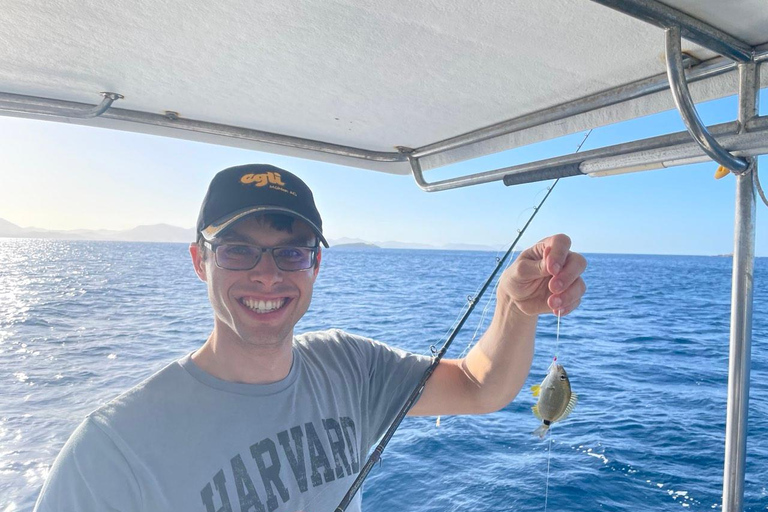 Atenas: experiência de viagem de pesca em um barco com refeição de frutos do marAtenas: Experiência de pesca em um barco com refeição de frutos do mar