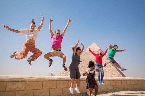 Le Caire : Visite privée à dos de chameau aux pyramides de GizehExcursion privée d'une journée aux pyramides de Gizeh avec promenade à dos de chameau