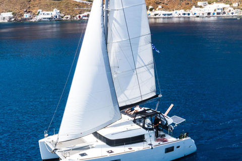 Crociera privata in catamarano a Santorini con BBQ e drink