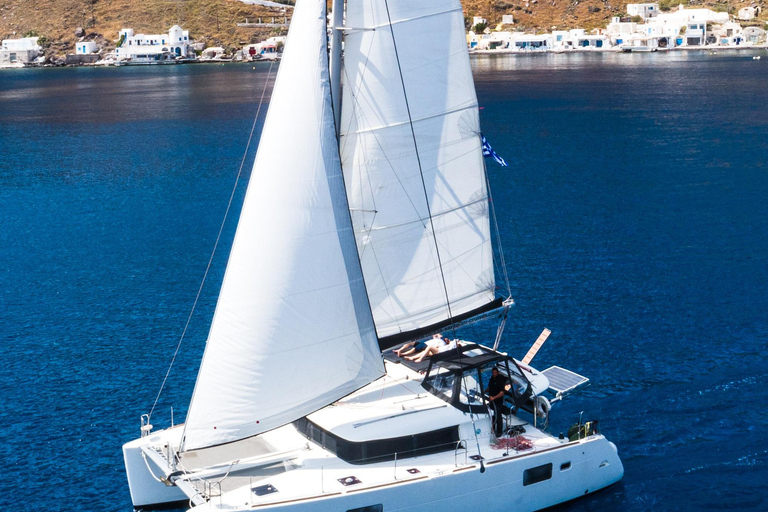 Crociera privata in catamarano a Santorini con BBQ e drink