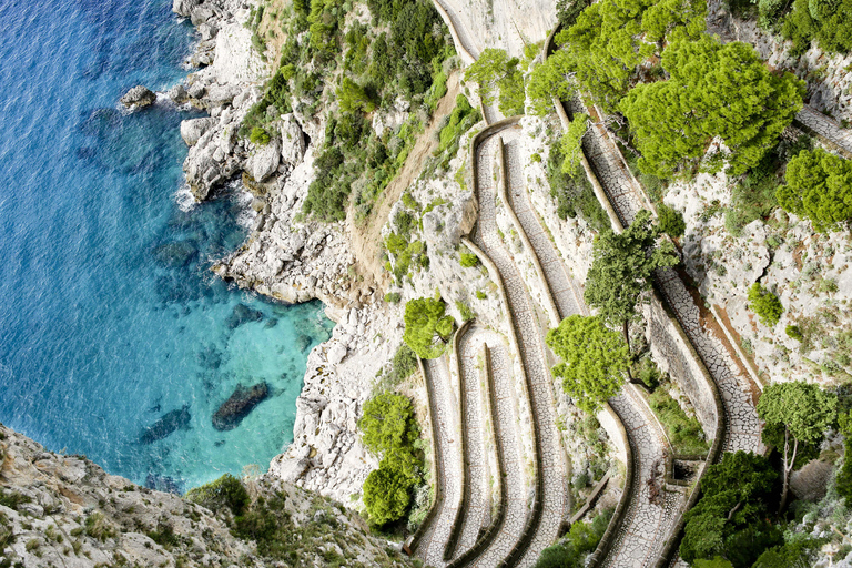 Depuis Naples : Visite guidée complète de Capri en bateau et en bus