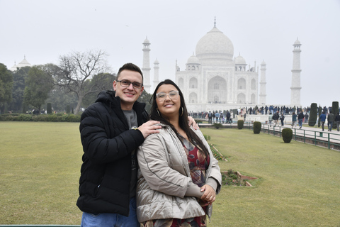 Depuis Delhi : lever de soleil sur le Taj Mahal, visite du fort d'Agra et du Baby TajDepuis Delhi : Circuit avec voiture + chauffeur + guide