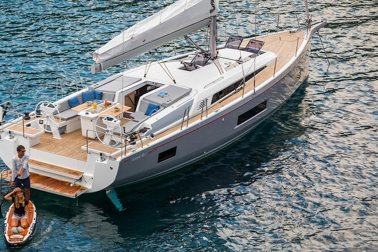 7-daagse charter met bemanning &quot;The Cosmopolitan&quot;Beneteau Oceanis 46.1Vanaf Santorini: 7-daagse zeilvakantie op de Cycladen eilanden met bemanning