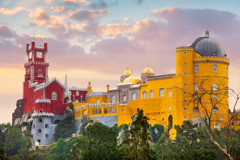 Desde Lisboa: Tour de día completo de Sintra y Cascais con lugareños