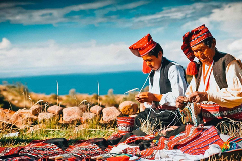 Puno: Ganztagestour Uros - Taquile. Besuch des Titicacasees