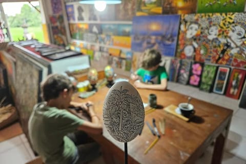 ウブド：バリ風の卵絵付け、キャンバス、カナンサリのオファリング体験