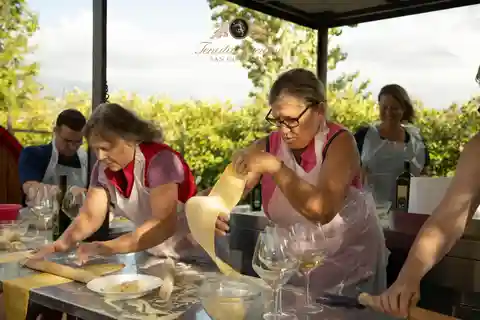 Firenze: Corso di cucina a San Gimignano con degustazione di vini