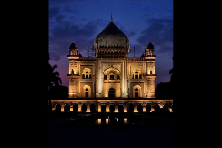 Delhi's Tombs & Shrine at Night: een fotowandeling met dinerDelhi's Tombs & Shrine at Night: met toegangsbewijs voor het monument