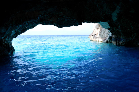 Zakynthos: Shipwreck and Blue Caves Private Boat Tour
