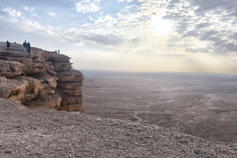 Caminhada, passeio de camelo, visita a cavernas e jantar no Edge of the World Riyadh