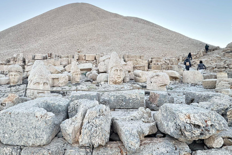 Da Istanbul: Göbekli Tepe e Monte Nemrut Tour di 2 giorniDa Istanbul: tour giornaliero di Göbekli Tepe e Şanlıurfa