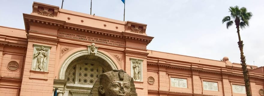 Depuis le port d'Alexandrie : pyramides de Gizeh, musée égyptien et souk