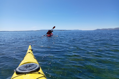 Kajakfahrt am Morgen auf dem TiticacaseeKajakfahren am Morgen auf dem Titicacasee