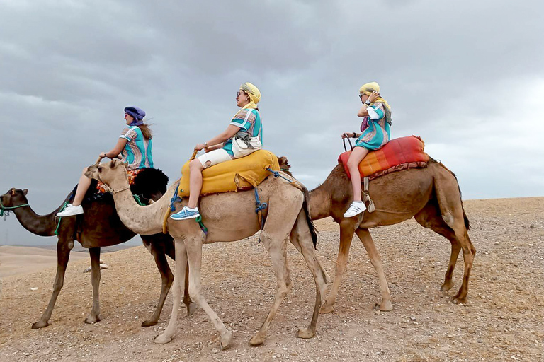 Från Marrakech: Kameltur i Agafay-öknen vid solnedgångenFrån Marrakech: Kamelritt i solnedgången i Agafayöknen