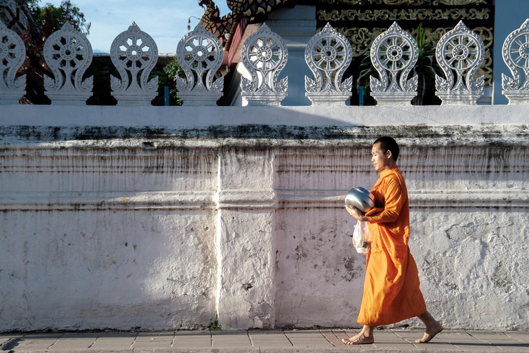 Chiang Mai: Temples & Old City Hidden Gems with local guide Private Tour (with transfer)