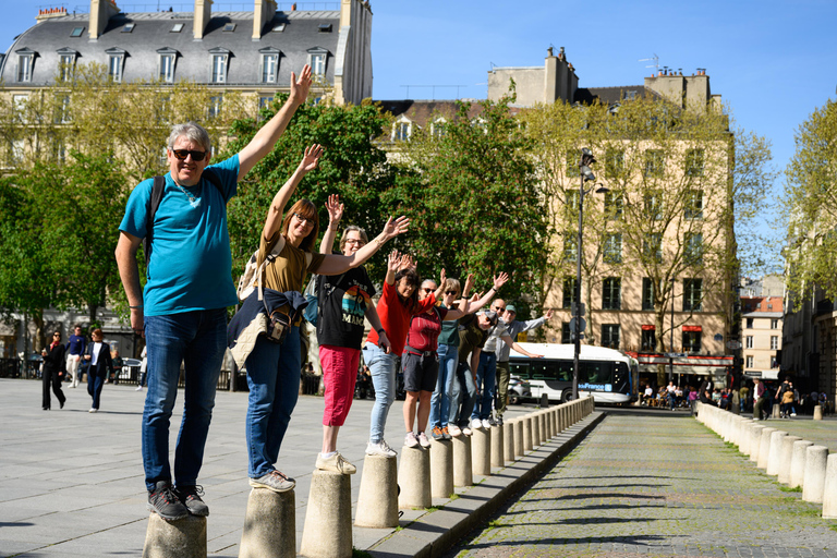 Paris: Experience the romance of Montmartre on a walk with a pro photographer Paris: Experience romance in Montmartre, a walk with a photographer in English