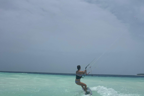 KiteSurf: Prywatne lekcje przed Mnemba, Zanzibar - początkujący/średnio zaawansowaniKitesurfing: prywatne lekcje przed Mnembą, Zanzibar – poziom początkujący/średnio zaawa