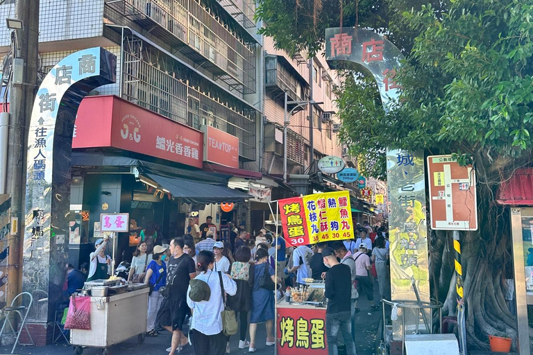 From Taipei: Beitou and Tamsui Private Day Tour 8-Hour Beitou and Tamsui Day Tour