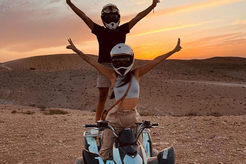 Marrakech: Excursión por el desierto de Agafay con quad, paseo en camello y cena