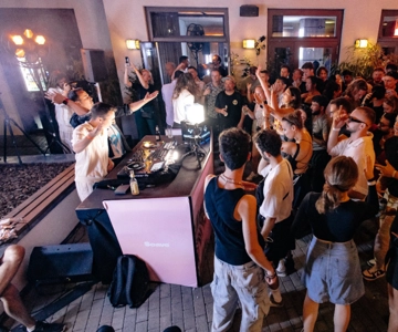 Berlin: Pub Crawl with Shots and VIP Club Entry