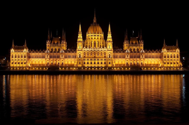 Budapest Night Tour in Spanish and Danube Boat Ride (optional)