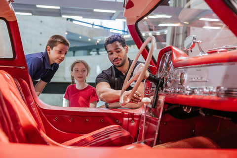 Stuttgart: Mercedes-Benz Museum Guided Tour