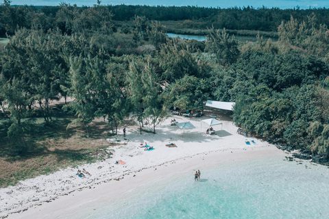 Ile aux Cerfs Speedboat Trip with Pickup and BBQ Lunch