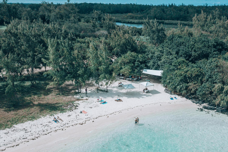 Ile aux Cerfs Speedboat Trip with Pickup and BBQ Lunch