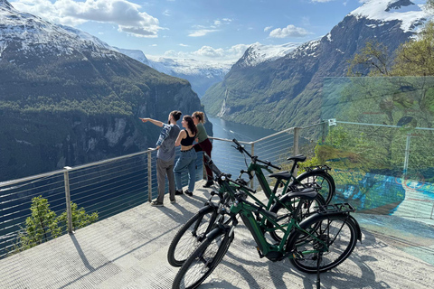 Passeio de bicicleta elétrica em Geiranger, Noruega