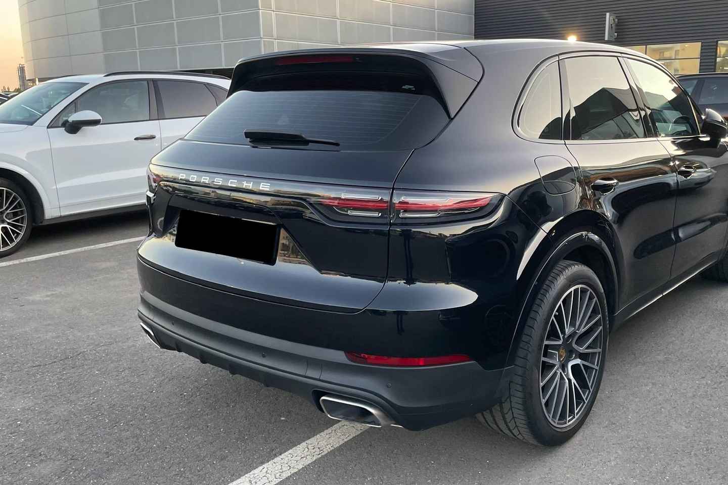 Бухарест: Комфортный трансфер из аэропорта на Porsche Cayenne