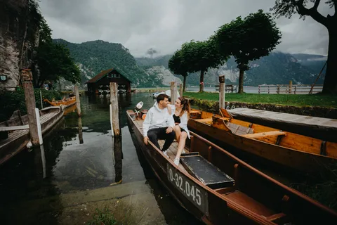 Von Bratislava aus: Melk, Hallstatt & Salzburg Tagestour