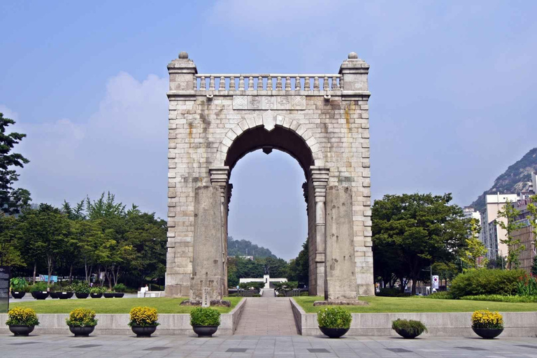 Sangre, Lágrimas e Independencia: Recorrido por la Oscura Historia Colonial de CoreaTour a pie en grupo, encuentro en la salida 5 de la estación de Dongnimmun 9:30 h