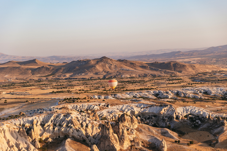 Capadócia: Passeio de balão de ar quente em Goreme com café da manhãVoo ao nascer do sol