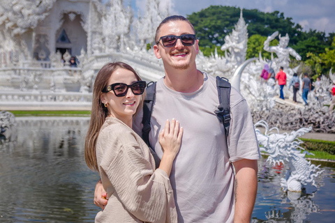 Excursión a los templos rojo, azul y blanco y a las aguas termales desde Chaing MaiTemplos rojos, azules y blancos y viaje a aguas termales desde Chaing Mai